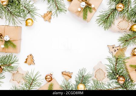 Cadre de Noël, motif en or et boules de Noël en verre doré sur fond blanc. Concept de fêtes et de célébrations. Vue de dessus. Pose à plat Banque D'Images