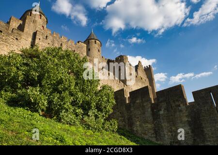 Une vue à angle bas du château et de ses remparts et tourelles à la Cité, Carcassonne, Languedoc-Roussillon, France Banque D'Images