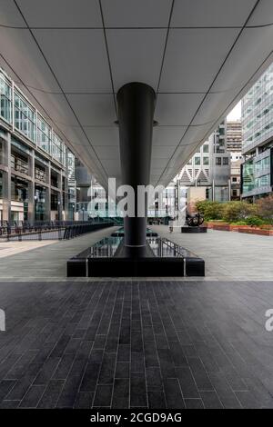 Au-dessous du pont Adams Plaza jusqu'à Crossrail place. Un gigantesque bâtiment futuriste qui couvre la nouvelle gare ferroviaire de Canary Wharf en contrebas. Banque D'Images