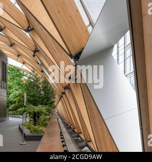 Le jardin sur le toit au-dessus d'un nouveau bâtiment gigantesque appelé Crossrail place qui couvre la nouvelle gare de Canary Wharf Crossrail ci-dessous. Banque D'Images