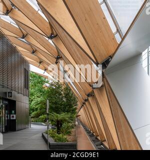 Le jardin sur le toit au-dessus d'un nouveau bâtiment gigantesque appelé Crossrail place qui couvre la nouvelle gare de Canary Wharf Crossrail ci-dessous. Banque D'Images