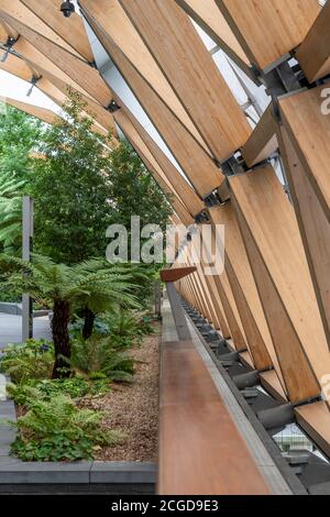 Le jardin sur le toit au-dessus d'un nouveau bâtiment gigantesque appelé Crossrail place qui couvre la nouvelle gare de Canary Wharf Crossrail ci-dessous. Banque D'Images