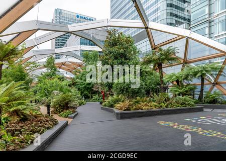 Le jardin sur le toit au-dessus d'un nouveau bâtiment gigantesque appelé Crossrail place qui couvre la nouvelle gare de Canary Wharf Crossrail ci-dessous. Banque D'Images