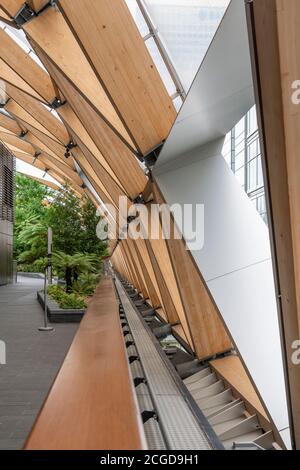 Le jardin sur le toit au-dessus d'un nouveau bâtiment gigantesque appelé Crossrail place qui couvre la nouvelle gare de Canary Wharf Crossrail ci-dessous. Banque D'Images