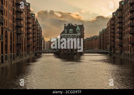 Le Speicherstadt est une attraction touristique majeure de Hambourg et fait l'objet de la plupart des visites du port. Banque D'Images