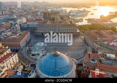 Naples, Piazza Plebiscito all'alba. Au piano primo San Francesco da Paola, e il Palazzo Reale, con il San Carlo Banque D'Images