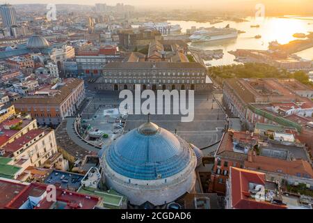 Naples, Piazza Plebiscito all'alba. Au piano primo San Francesco da Paola, e il Palazzo Reale, con il San Carlo Banque D'Images