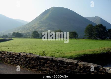 Le Wainwright 'High Hartsop Dodd' de Cow Bridge près de Brothers Water Lake dans le parc national de Lake District, Cumbria, Angleterre, Royaume-Uni. Banque D'Images