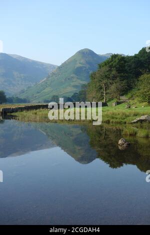 Le Wainwright 'High Hartsop Dodd' se reflète dans Brothers Water Lake dans le Lake District National Park, Cumbria, Angleterre, Royaume-Uni. Banque D'Images