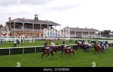 Bernardo O'Reilly, criblé par le jockey David Egan (à gauche) sur la voie de la victoire du Jaguar Land Rover Doncaster JCT600 handicap pendant la deuxième journée du William Hill St Leger Festival à l'hippodrome de Doncaster. Banque D'Images