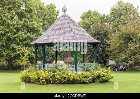 Un kiosque octogonal dans les jardins Parade dans le centre de Bath City, Somerset, Angleterre, Royaume-Uni Banque D'Images