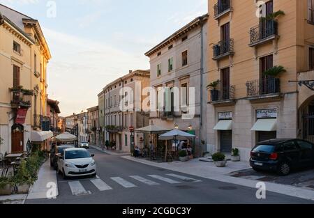 SOAVE, Italie - 24 août 2020 : rue principale au crépuscule dans le quartier historique de la petite ville fortifiée de Soave, dans la célèbre région viticole de la sa Banque D'Images