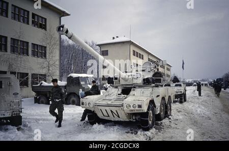 20 février 1994 pendant le siège de Sarajevo : véhicules blindés français dans la caserne Lukavica des Serbes de Bosnie, près de l'aéroport de Sarajevo. Banque D'Images