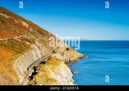 Former la sortie d'un tunnel. Voir à partir de la falaise à pied Bray à Greystones avec beau littoral, les falaises et la mer, l'Irlande Banque D'Images