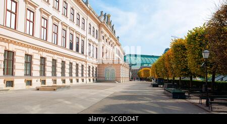 vienne, autriche - OCT 17, 2019: Terrasse à l'arrière du bâtiment du musée albertina. place du café et du restaurant. Bancs sous les arbres en folie d'automne Banque D'Images