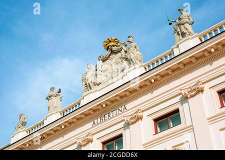 vienne, autriche - 17 octobre 2019 : vue latérale du bâtiment du musée albertina. Logo sur le mur. Statues avec couronne sur le toit. Après-midi ensoleillé avec bleu sk Banque D'Images