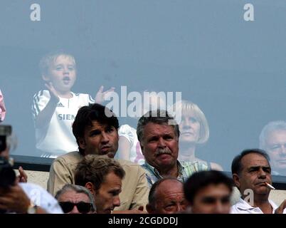 BROOKLYN BECKHAM CLAPS SON PÈRE SUR LE TERRAIN ALORS QUE LA FAMILLE DE DAVID BECKHAM REGARDE SON PREMIER REAL MADRID V REAL BETIS 30/8/2003 PIC : MARK PAIN Banque D'Images