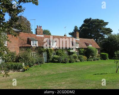 Une rangée pittoresque de cottages traditionnels anglais en été dans le village Suffolk d'Orford. Banque D'Images