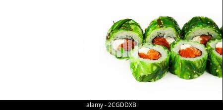 Sushi vert roulé avec salade de chuka sur une assiette blanche, sushis japonais classiques. Cuisine japonaise traditionnelle avec maki. Délicieux sushis. Pour le menu du restaurant. copyspace. Banque D'Images