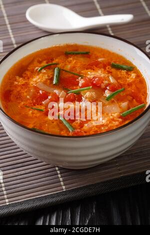 La soupe aux œufs de tomates chinoises se dépose en gros plan dans un bol sur la table. Verticale Banque D'Images