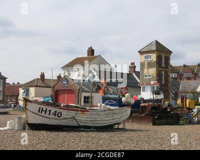 Vue sur le front de mer à Aldeburgh à Suffolk avec la tour d'observation, le bateau de pêche, les toits et la plage de galets. Banque D'Images