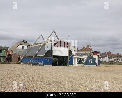 La station de canot de sauvetage sur la plage de galets d'Aldeburgh abrite le 'Freddie Cooper' pour aider les personnes en difficulté dans la mer du Nord. Banque D'Images