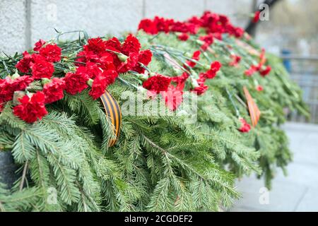 Guirlande funéraire solennelle avec fleurs de l'ornation et ruban de Saint-Georges sur le Mémorial de la victoire lors de la célébration du jour de la victoire Banque D'Images