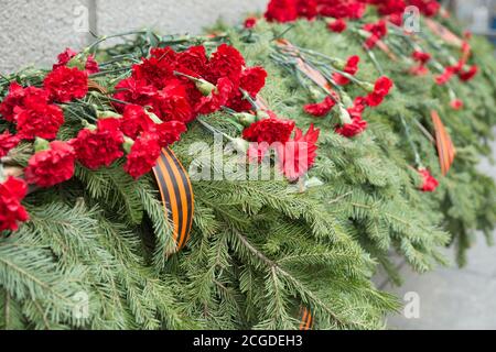 Guirlande funéraire solennelle avec fleurs de l'ornation et ruban de Saint-Georges sur le Mémorial de la victoire Banque D'Images