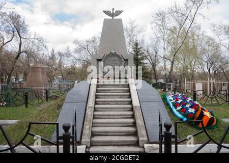 Monument honorifique aux pilotes qui se sont écrasé à bord d'avions pendant la Seconde Guerre mondiale au plus ancien cimetière de Troitsk (1842) dans la ville de Krasnoyarsk. Banque D'Images