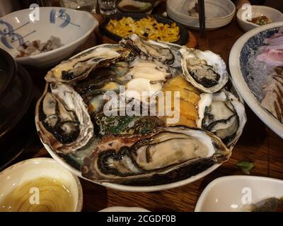 Variété de fruits de mer crus, y compris l'huître, l'ormeau, le concombre de mer et l'ananas de mer. Ananas de mer, appelé meongge en Corée. Banque D'Images