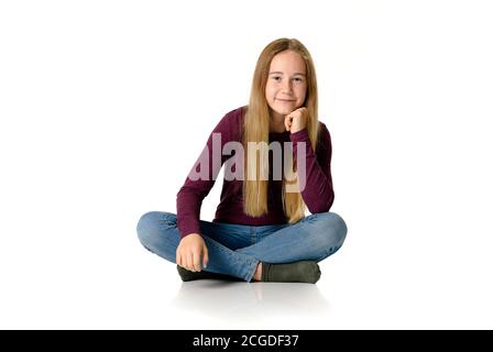 Jeune blonde blanche adolescente fille en chandail violet sur blanc arrière-plan Banque D'Images