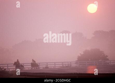 COURSES DE CHEVAUX EN DÉBUT DE MATINÉE, CHURCHILL DOWNS, LOUISVILLE, KENTUCKY, ÉTATS-UNIS, ANNÉES 1980 Banque D'Images