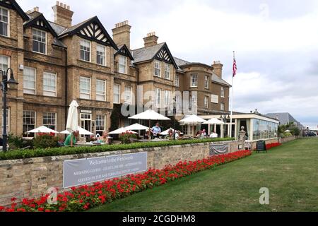 Aldeburgh, Suffolk, Royaume-Uni - 9 septembre 2020 : jour d'automne ensoleillé sur la côte est de l'Anglia. L'hôtel et restaurant Wentworth sur le front de mer. Banque D'Images