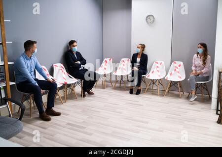 Divers candidats à un poste en attente d'une entrevue en face à face Banque D'Images