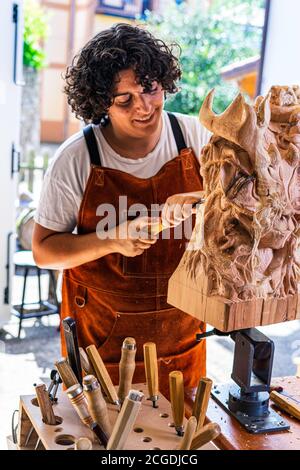 Sculptress sculptant figure en bois dans le travail Banque D'Images