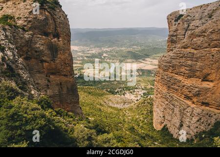 Village de Riglos sous les formations rocheuses conglomérées des Mallos de Riglos, Huesca, Aragon, Espagne. Environ 300 mètres sous le point de vue, situé Banque D'Images