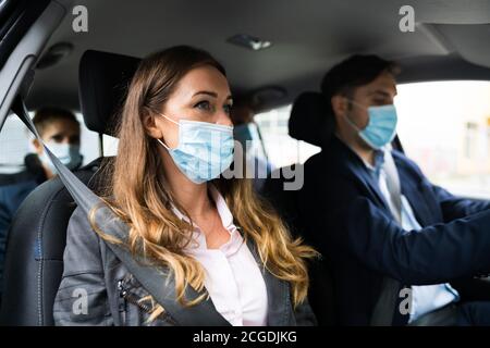 Covoiturage et partage de voiture avec des masques faciaux Banque D'Images