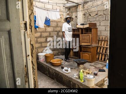 (200911) -- DAKAR, 11 septembre 2020 (Xinhua) -- Ibrahima Sene nettoie les meubles après les inondations causées par les précipitations dans la banlieue de Dakar, Camberene, Sénégal, le 9 septembre 2020. POUR ALLER AVEC:'Feature: Sénégalais souffrent de la saison de pluie désastreuse malgré gov't aid' (photo de Louis Denga/Xinhua) Banque D'Images