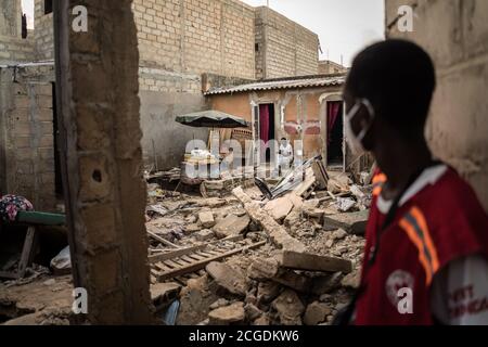 (200911) -- DAKAR, 11 septembre 2020 (Xinhua) -- UNE maison est partiellement détruite par les inondations causées par les précipitations dans la banlieue de Dakar, Camberene, Sénégal, le 9 septembre 2020. POUR ALLER AVEC:'Feature: Sénégalais souffrent de la saison de pluie désastreuse malgré gov't aid' (photo de Louis Denga/Xinhua) Banque D'Images