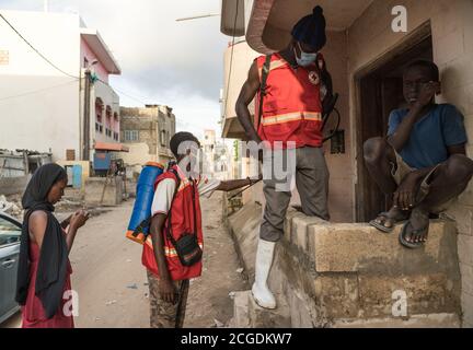 (200911) -- DAKAR, 11 septembre 2020 (Xinhua) -- les volontaires assainissent les maisons après les inondations pour prévenir les maladies infectieuses dans la banlieue de Dakar, Camberene, Sénégal, le 9 septembre 2020. POUR ALLER AVEC:'Feature: Sénégalais souffrent de la saison de pluie désastreuse malgré gov't aid' (photo de Louis Denga/Xinhua) Banque D'Images