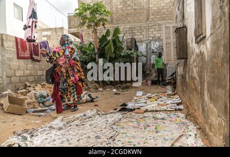 (200911) -- DAKAR, 11 septembre 2020 (Xinhua) -- UN résident local sèche des livres et des vêtements au soleil dans la banlieue de Dakar, Camberene, Sénégal, le 9 septembre 2020. POUR ALLER AVEC:'Feature: Sénégalais souffrent de la saison de pluie désastreuse malgré gov't aid' (photo de Louis Denga/Xinhua) Banque D'Images