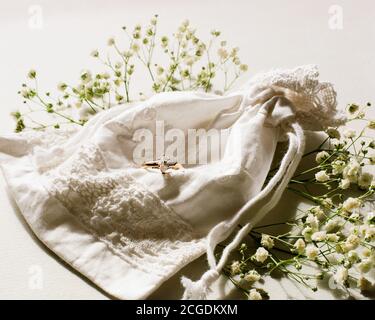 Bague d'engagement sur sac à cordon en coton avec fleurs souffle de bébé Banque D'Images