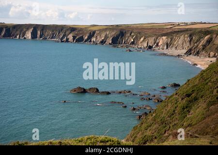 Pembrokeshire, pays de Galles. Près de Marloes. Côte avec plage de Marloes. Banque D'Images