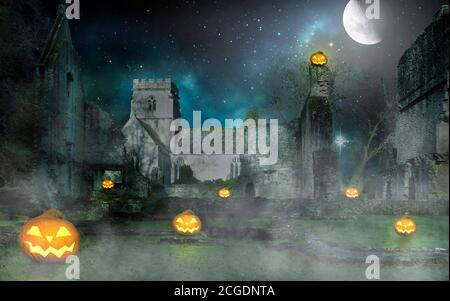 lanternes de citrouille d'halloween effrayantes devant un vieux bâtiment la nuit Banque D'Images