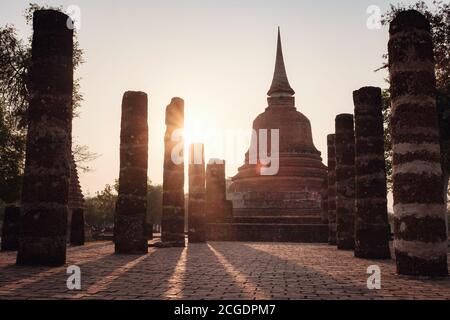 Wat Chana Songkhram. Un des plus grands chedis de Sukhothai. Le temple a probablement été construit au XIVe siècle. Son nom se traduit par - temple du Banque D'Images