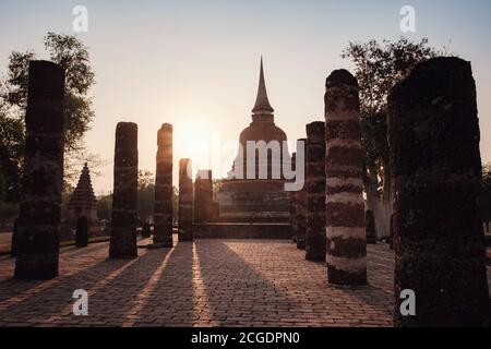 Wat Chana Songkhram. Un des plus grands chedis de Sukhothai. Le temple a probablement été construit au XIVe siècle. Son nom se traduit par - temple du Banque D'Images