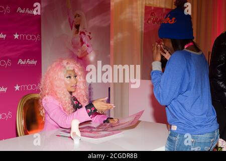 NEW YORK, NY - 20 novembre : Multi-Platinum chanteur, auteur-compositeur, rappeur et juge d'American Idol, Nicki Minaj revient à la maison pour ses fans dans le Queens, à l'occasion de la période des fêtes et le succès de PINK VENDREDI, chez Macy's Centre de Queens à New York. Le 20 novembre 2012. © Diego Corredor/MediaPunch Inc. Banque D'Images