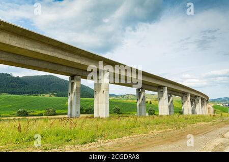 Construction d'une nouvelle autoroute, section d'autoroute et rampe de sortie d'autoroute, Slovaquie. Banque D'Images