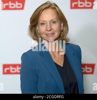 Berlin, Allemagne. 10 septembre 2020. Patricia Schlesinger, directrice générale de la Société de radiodiffusion Berlin-Brandebourg (RBB), se tient devant les photographes après la réunion du Conseil de radiodiffusion de RBB. Le Directeur général a été confirmé en fonction à la réunion. Credit: Paul Zinken/dpa/Alay Live News Banque D'Images