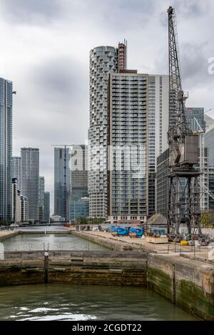 South Dock dans les Docklands de Londres. Au sud de Canary Wharf, c'est la prochaine grande zone pour le réaménagement. La région au sud de ce quai est l'île des chiens. Banque D'Images